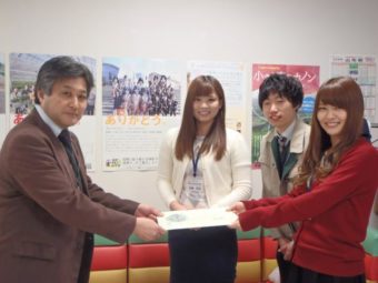 平成27年成人の祝賀式実行委員会様から切手の寄付をいただきました